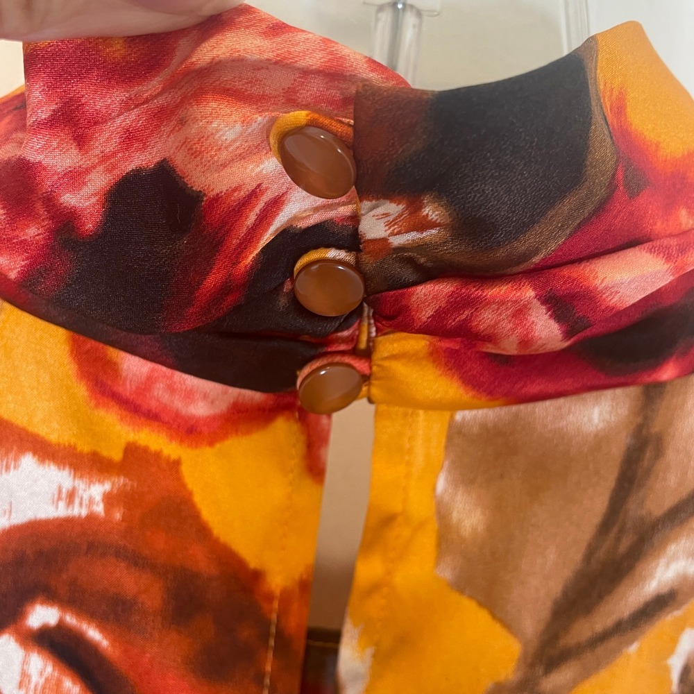 St. John Floral Silk Tie Neck Sleeveless Blouse Orange Red Rose Print Size 4 - Picture 7 of 7